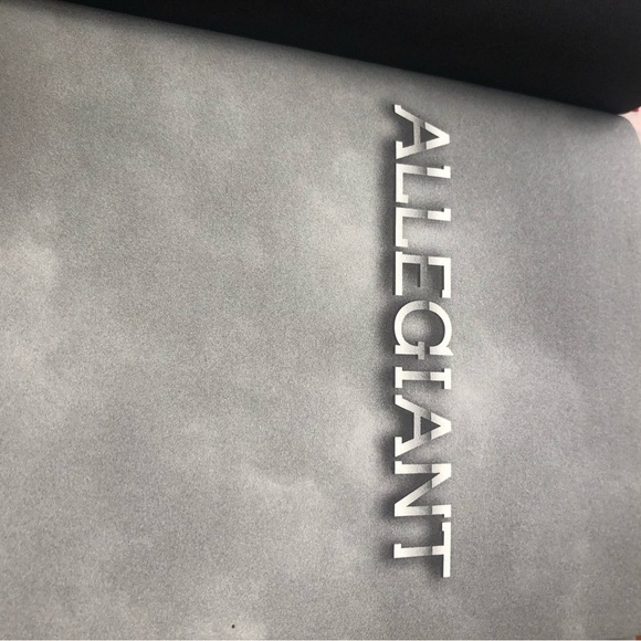 Allegiant by - Veronica Roth book is like new - Picture 4 of 7